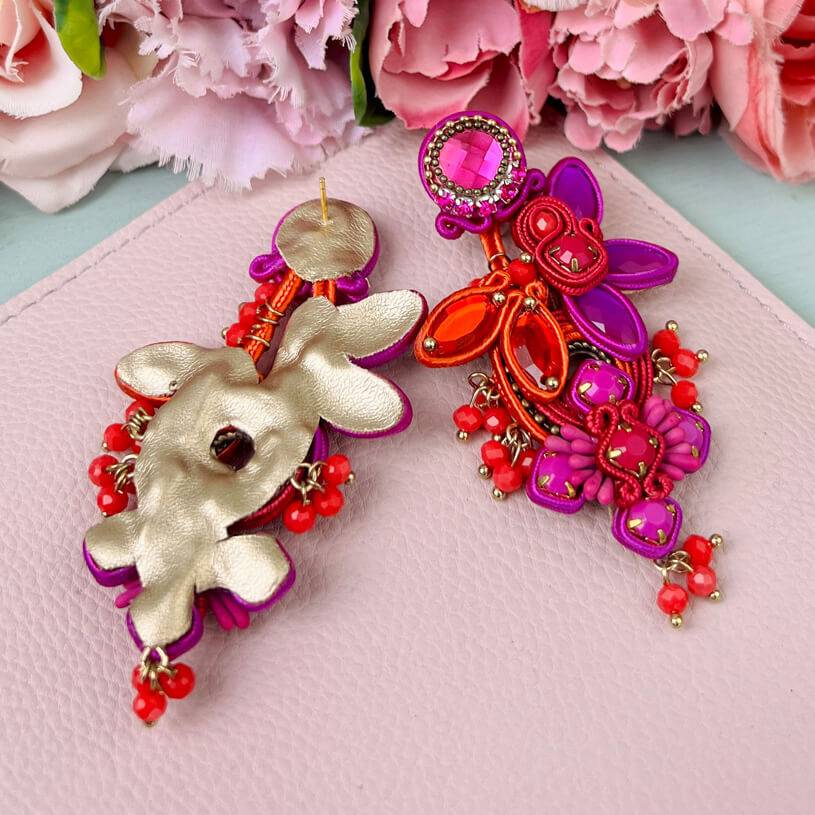 SchwesterSchwester Große Soutache-Ohrringe in Pink, Orange und Violett 2025