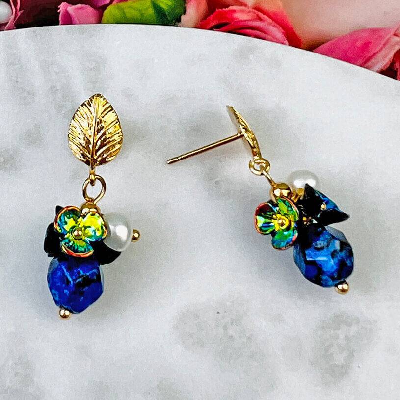 SchwesterSchwester Kleine vergoldete Ohrstecker in Blattform mit Blüten und Perle in Dunkelblau Online
