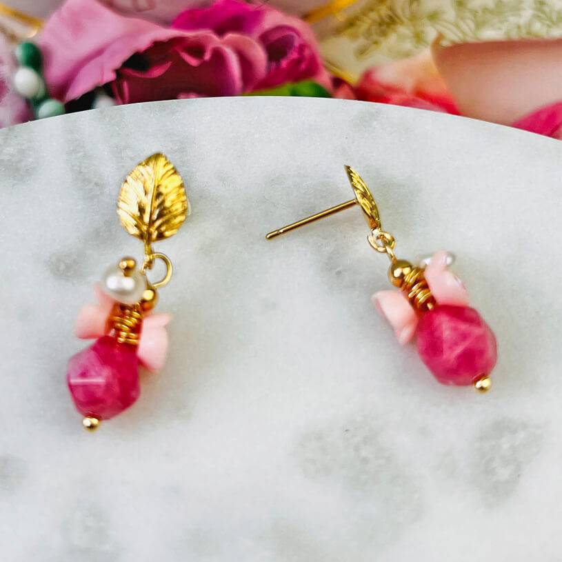 SchwesterSchwester Kleine vergoldete Ohrstecker in Blattform mit Blüten und Perle in Rosa und Pink im Angebot
