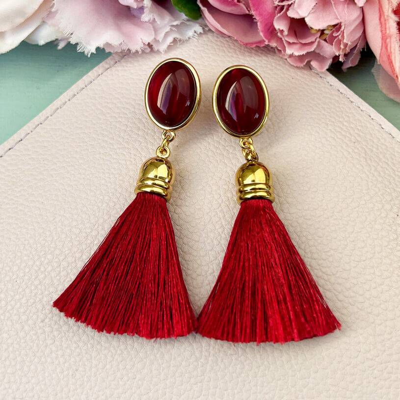 SchwesterSchwester Set aus Quasten-Ohrsteckern und Samt-Haarreif in Rot Sonderangebot