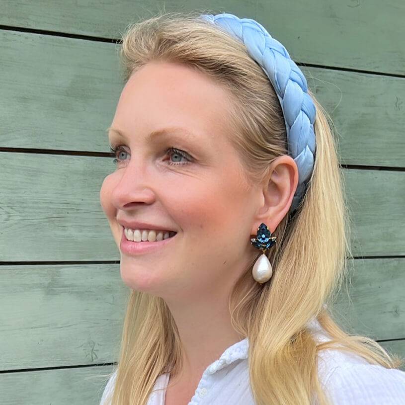 SchwesterSchwester Funkelnde Ohrstecker in Dunkelblau mit federleichten Baumwolltropfen Rabatt