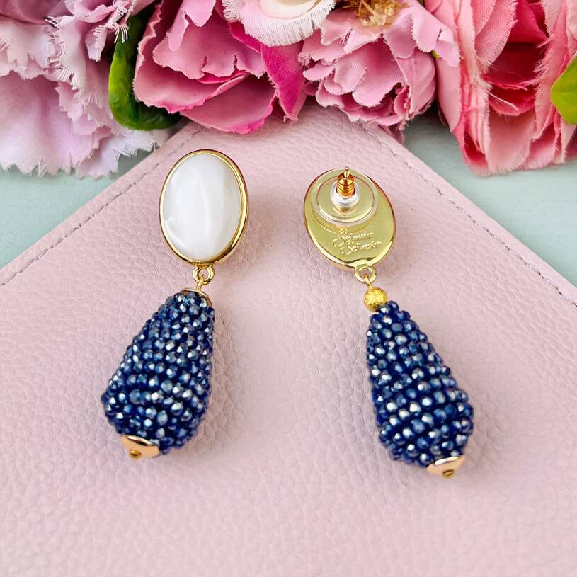 SchwesterSchwester Perlmuttfarbene Ohrringe mit glitzerndem dunkelblauen Tropfen von AmuseToi Günstig kaufen