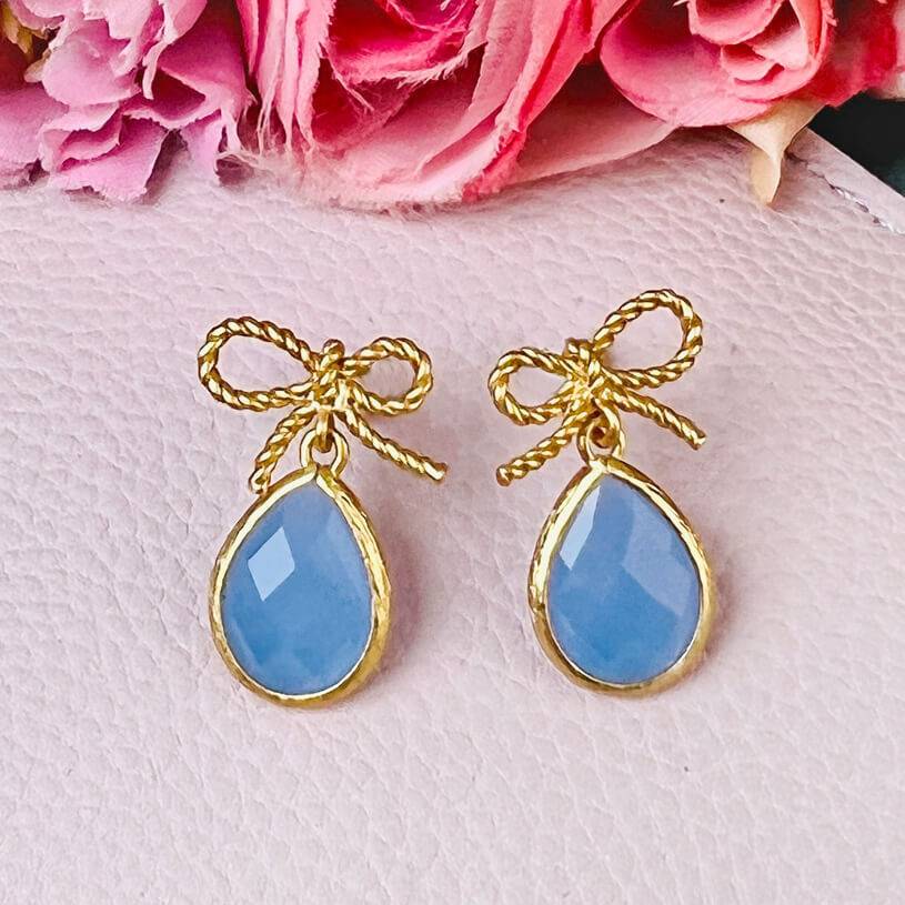 SchwesterSchwester Schleifchenstecker mit kleinem facettiertem Tropfen in Hellblau Flash Sale
