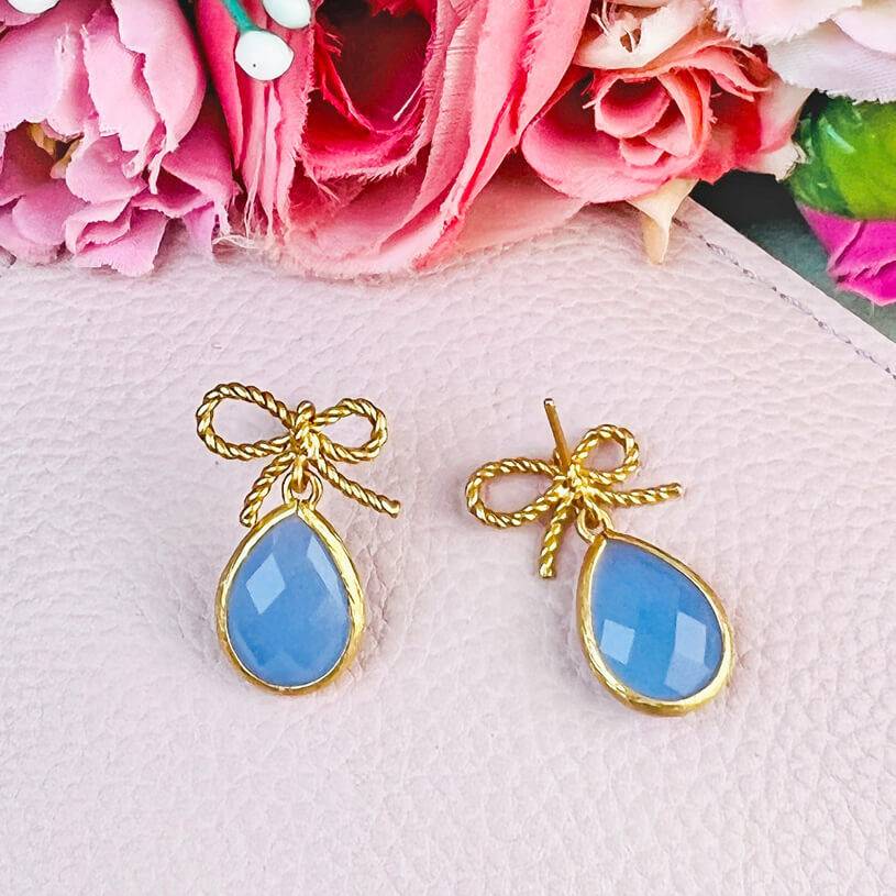 SchwesterSchwester Schleifchenstecker mit kleinem facettiertem Tropfen in Hellblau Flash Sale