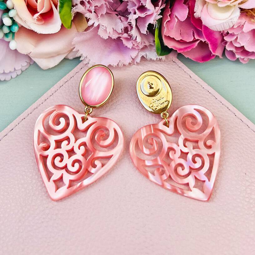 SchwesterSchwester Schöne Ohrringe in schimmerndem Rosa mit Herz-Ornamenten von AmuseToi Exklusivangebot