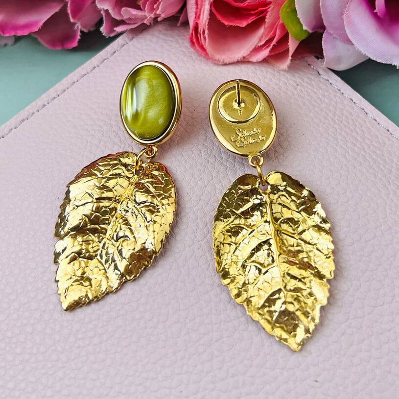 SchwesterSchwester Senfgelber Ohrstecker mit großem goldenen Blatt von AmuseToi Black Friday