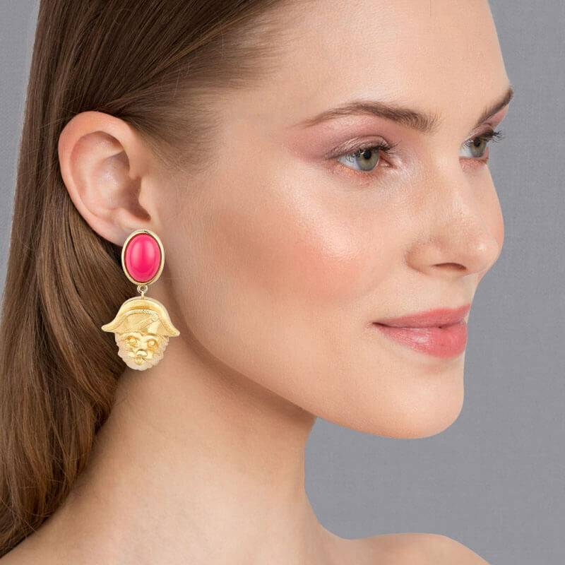 SchwesterSchwester Pinker Ohrstecker mit vergoldetem Hund von AmuseToi Top Angebot