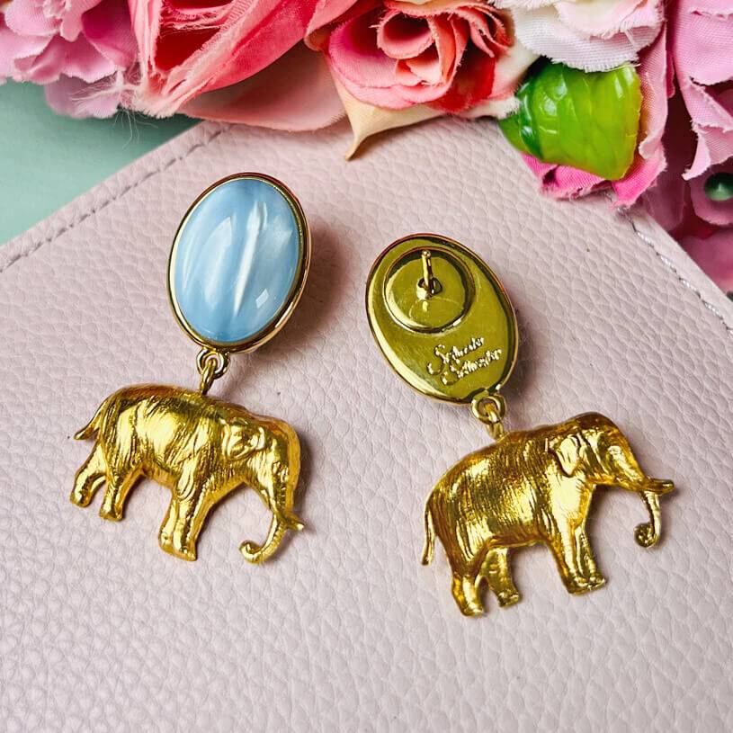 SchwesterSchwester Ohrstecker in Hellblau mit vergoldetem Elefant Neueste Mode