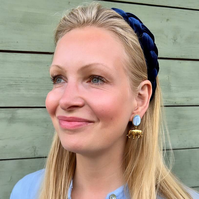 SchwesterSchwester Ohrstecker in Hellblau mit vergoldetem Elefant Neueste Mode
