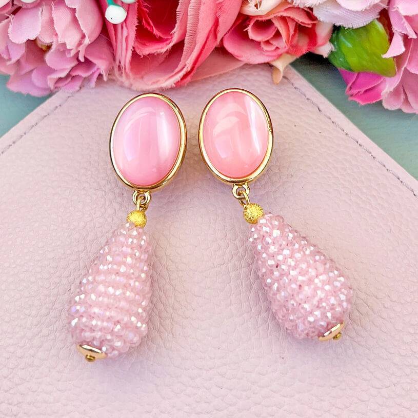 SchwesterSchwester Set aus rosafarbenen Tropfen-Ohrringen von AmuseToi und Satin-Haarreif in Rosa Kauf eins, bekomm eins gratis