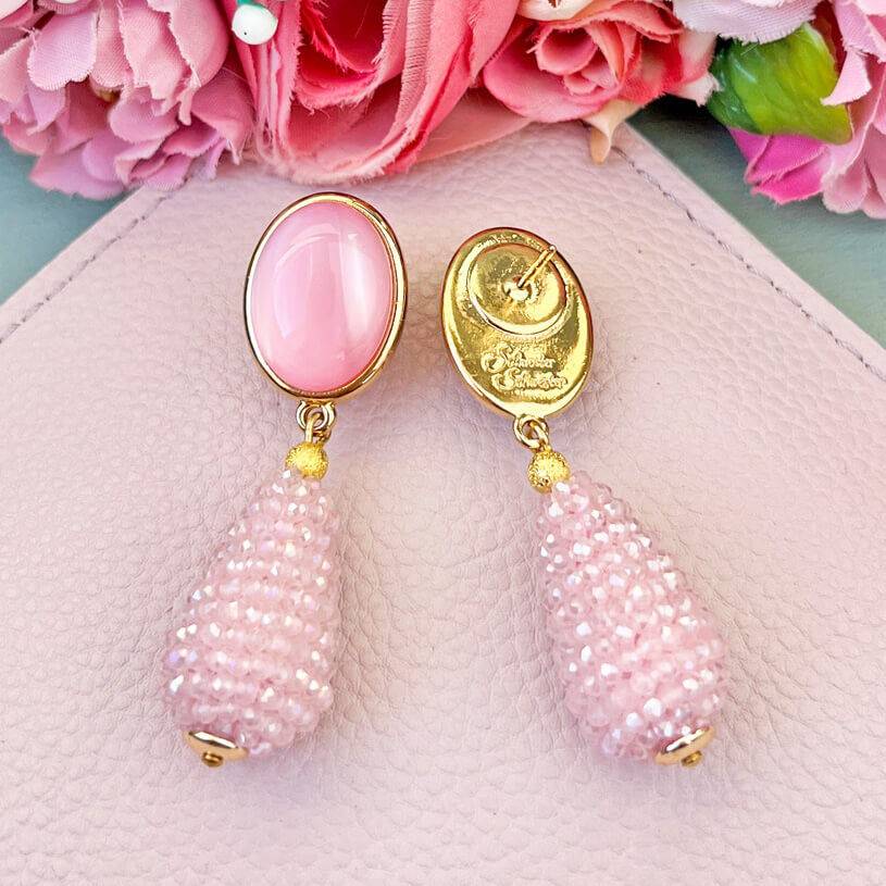 SchwesterSchwester Set aus rosafarbenen Tropfen-Ohrringen von AmuseToi und Satin-Haarreif in Rosa Kauf eins, bekomm eins gratis