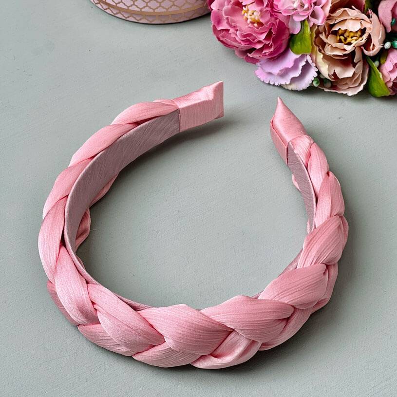 SchwesterSchwester Set aus rosafarbenen Tropfen-Ohrringen von AmuseToi und Satin-Haarreif in Rosa Kauf eins, bekomm eins gratis